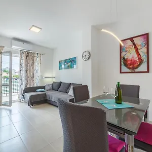 Amadeo Apartment