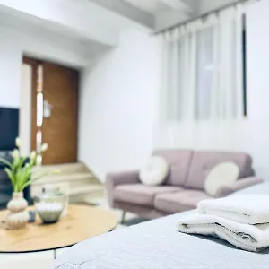 With Free Parking Apartman